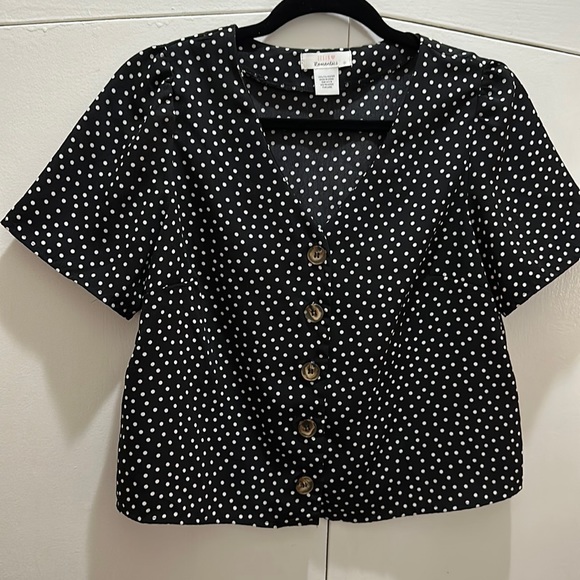 Polka dot button-up short sleeve blouse. Great for work or play! - Picture 1 of 2
